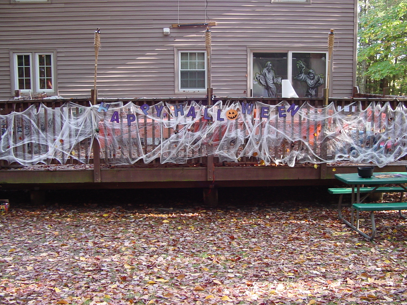 Various deck decorations.